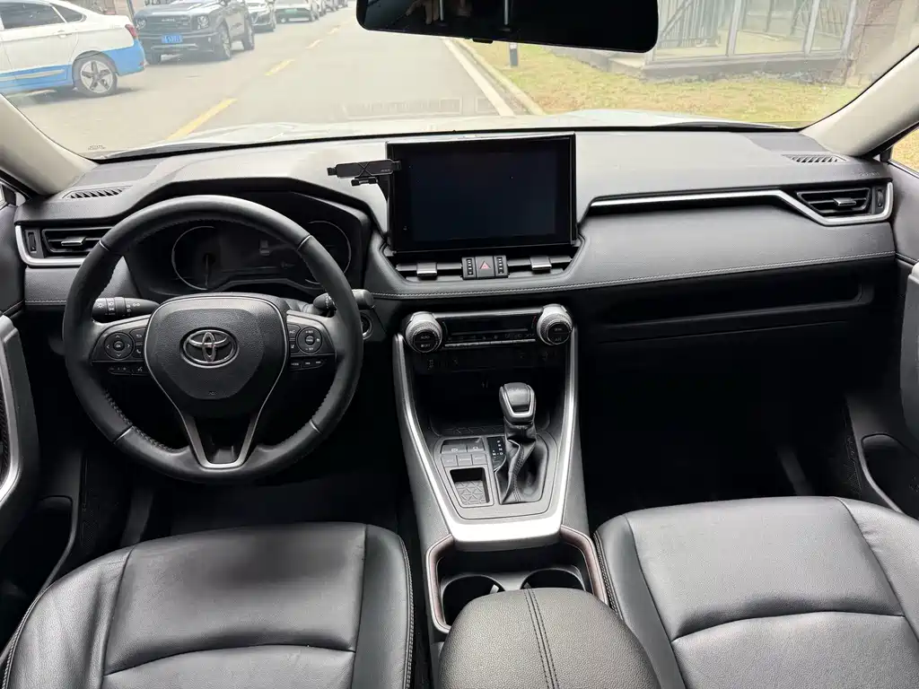 Toyota RAV4 — миниатюра 9