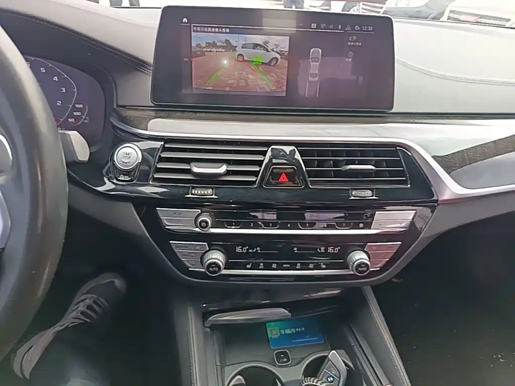 BMW 5 Series — миниатюра 13