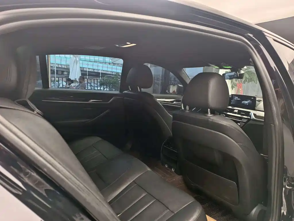 BMW 5 Series — миниатюра 17