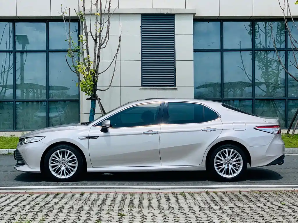 Toyota Camry — миниатюра 7