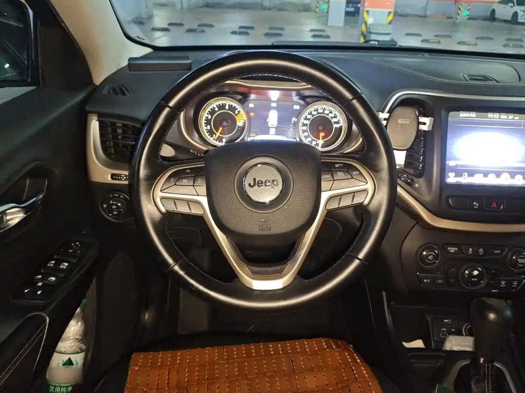 Jeep Cherokee — миниатюра 11
