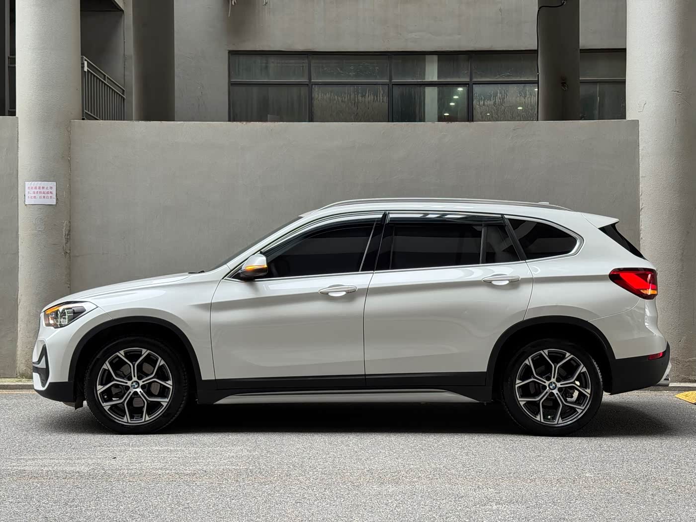 BMW X1 1.5 л 2023 г. Белый, пробег 18100 км
