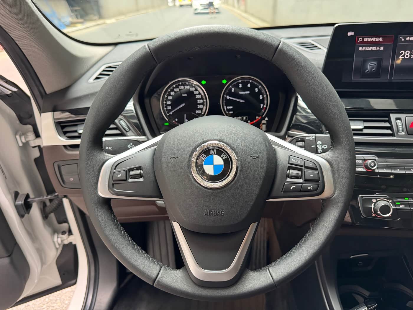 BMW X1 1.5 л 2023 г. Белый, пробег 18100 км