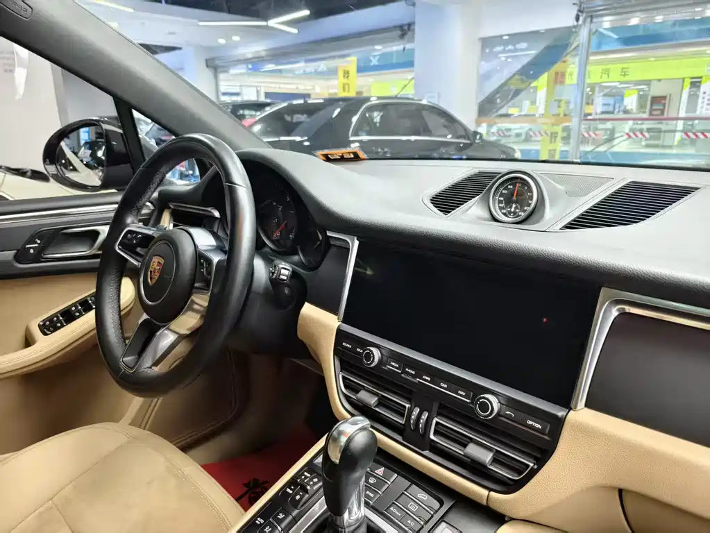 PORSCHE MACAN