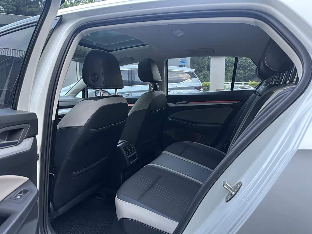 Volkswagen Golf 1.4 л 2021 г. Белый, пробег 19000 км