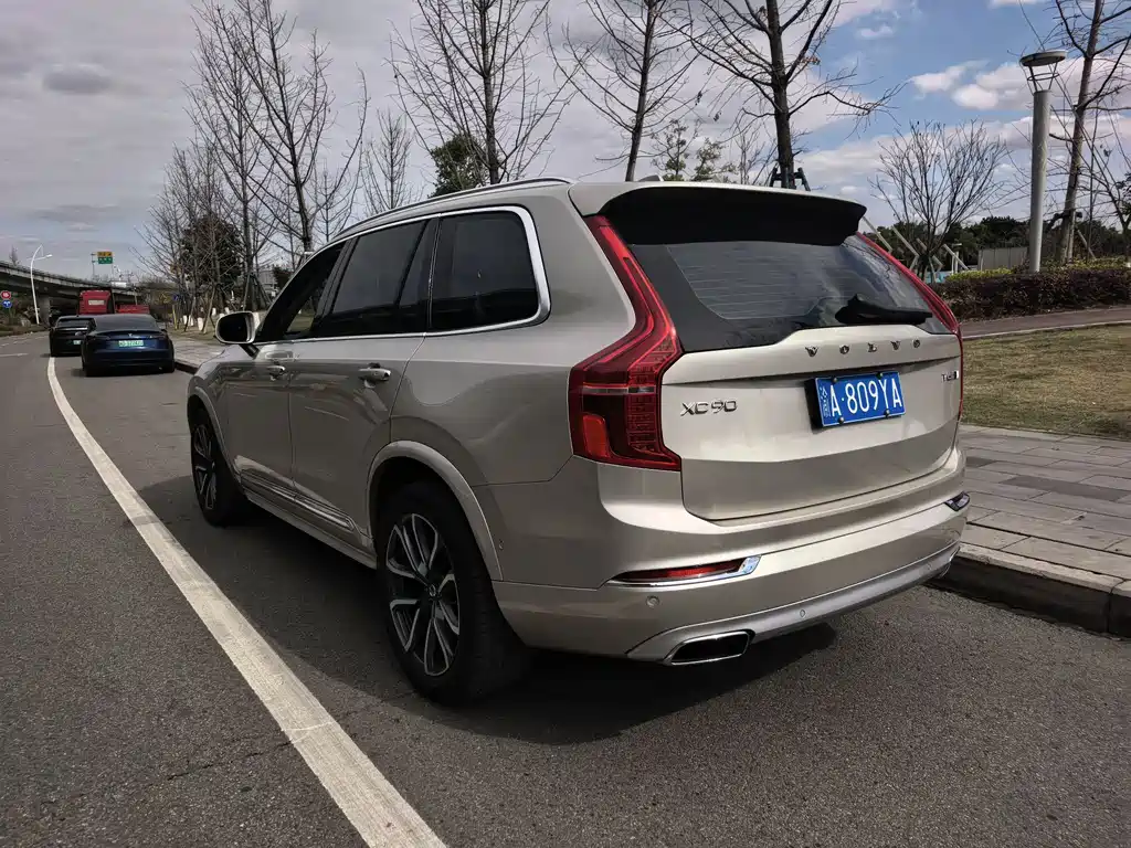 VOLVO XC90