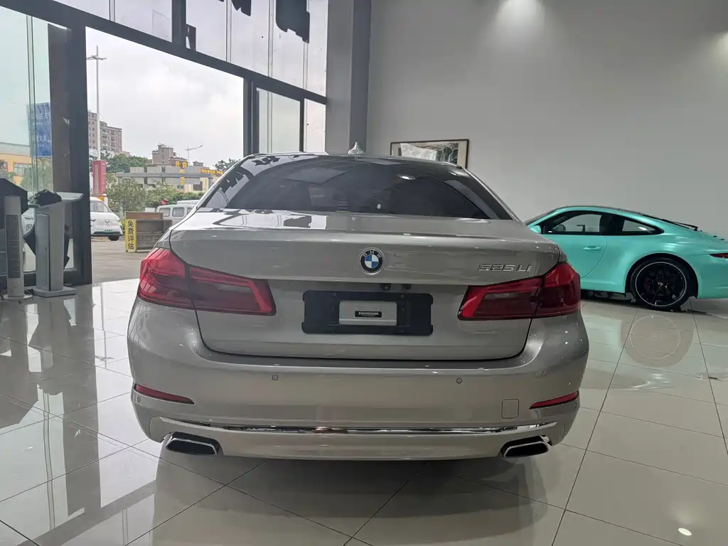 BMW 5 Series — миниатюра 7