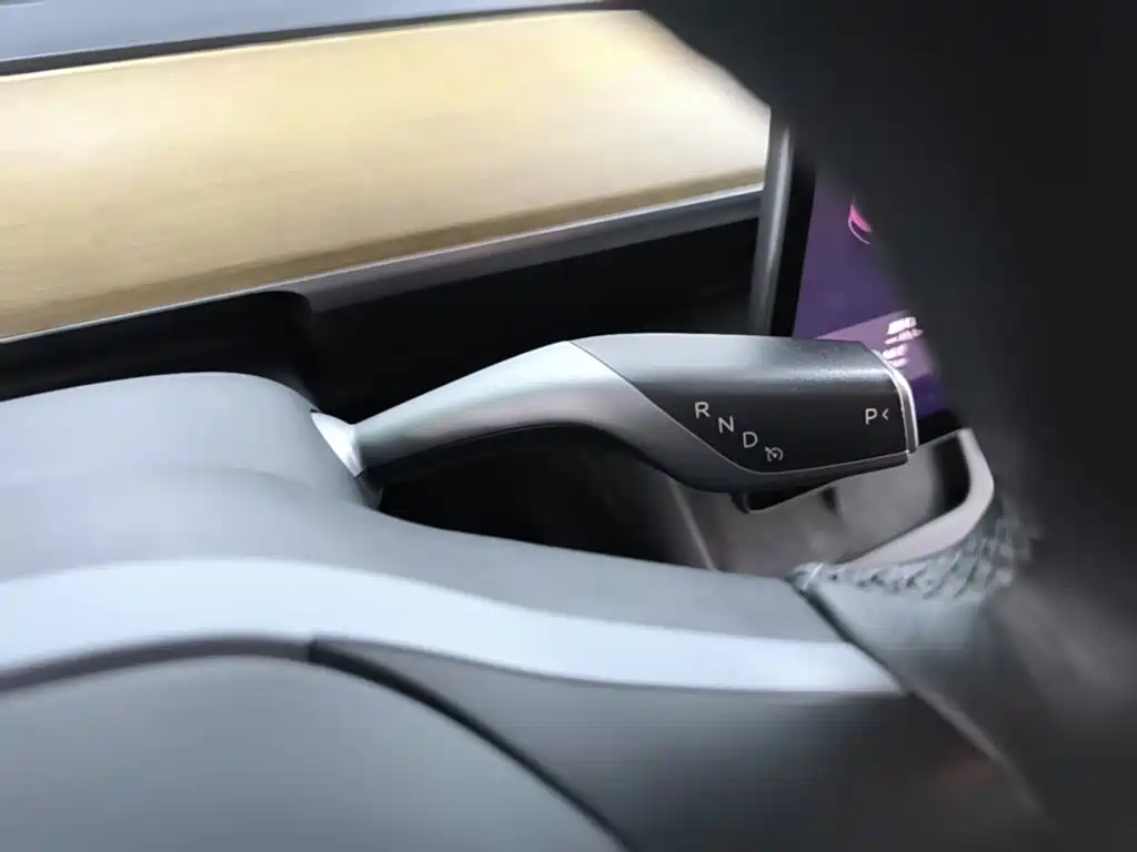 Tesla Model Y — миниатюра 10