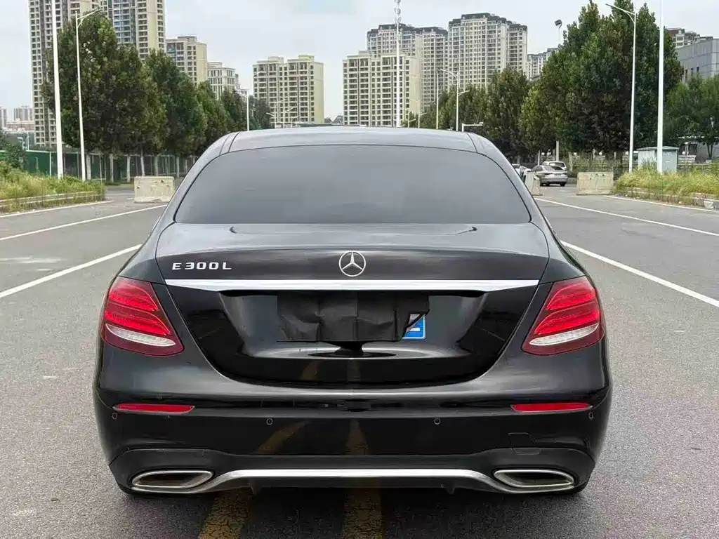 Mercedes-Benz E-Class — миниатюра 6