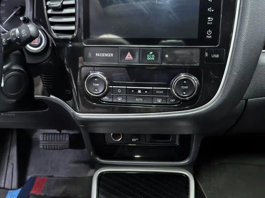 MITSUBISHI OUTLANDER