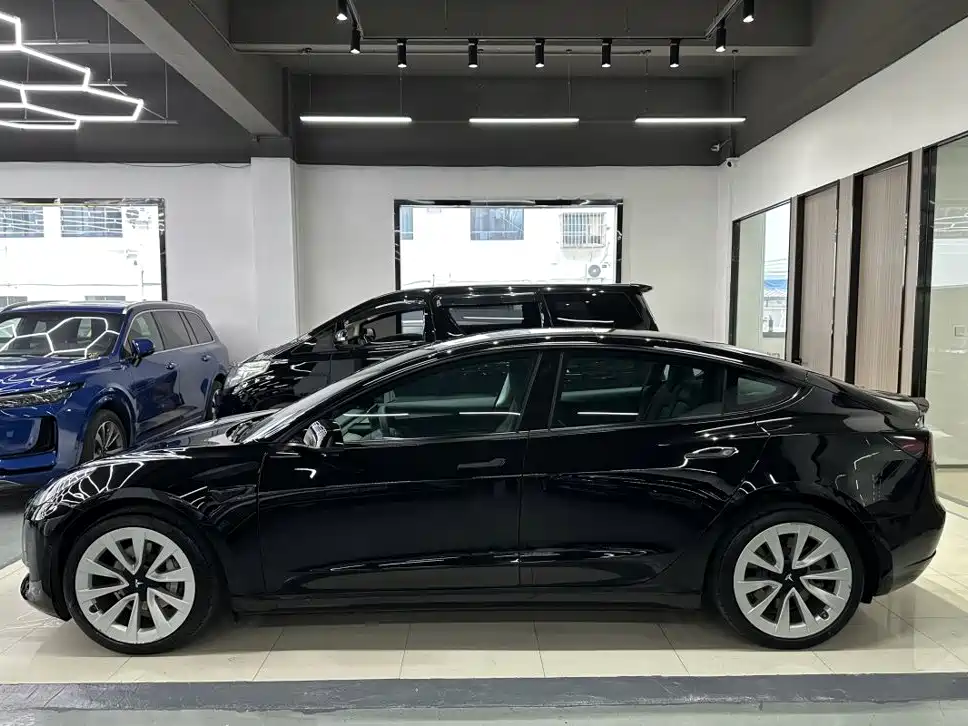 Tesla Model 3 — миниатюра 7