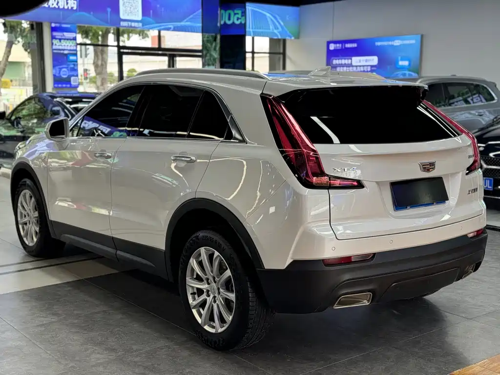 CADILLAC XT4