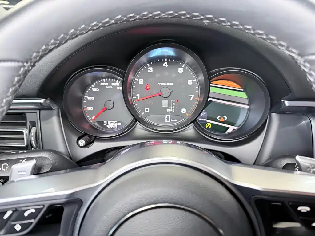 Porsche Macan — миниатюра 5