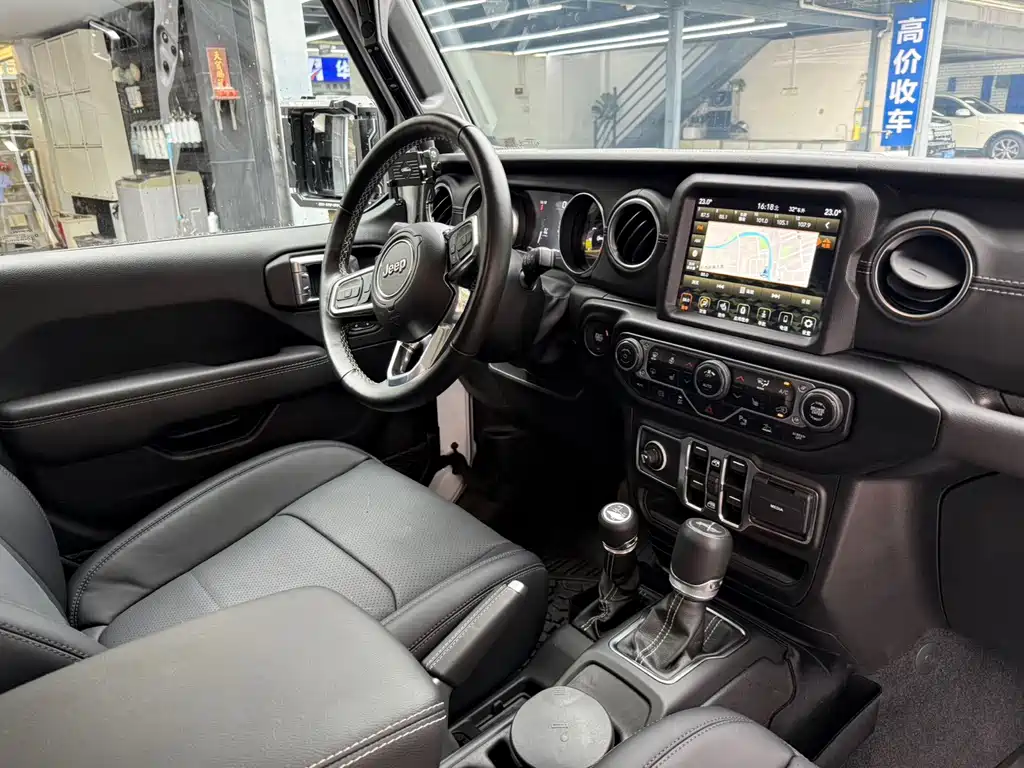 Jeep Wrangler PHEV — миниатюра 10