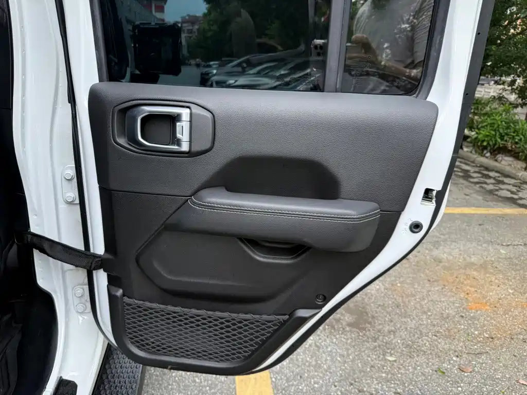 Jeep Wrangler PHEV — миниатюра 25