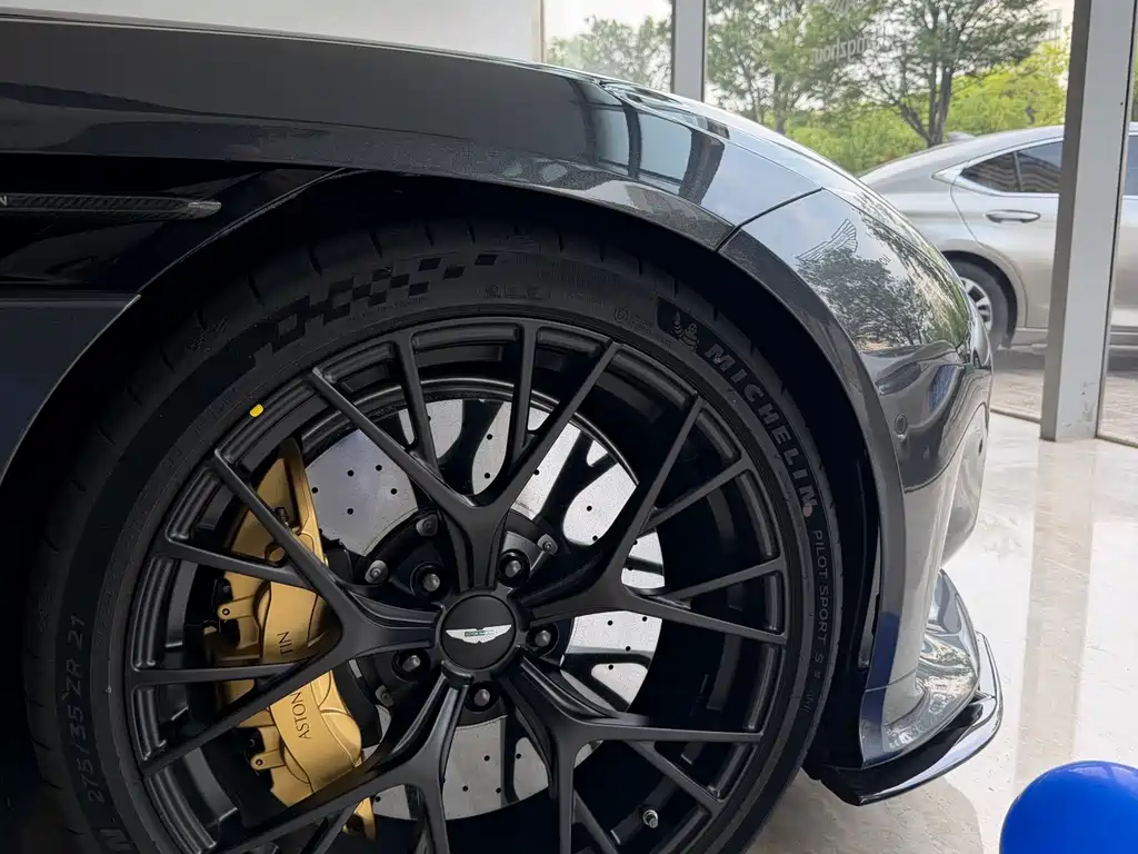 Aston Martin DB12 — миниатюра 6