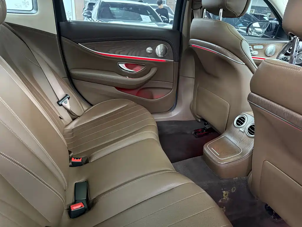 Mercedes-Benz E-Class — миниатюра 13