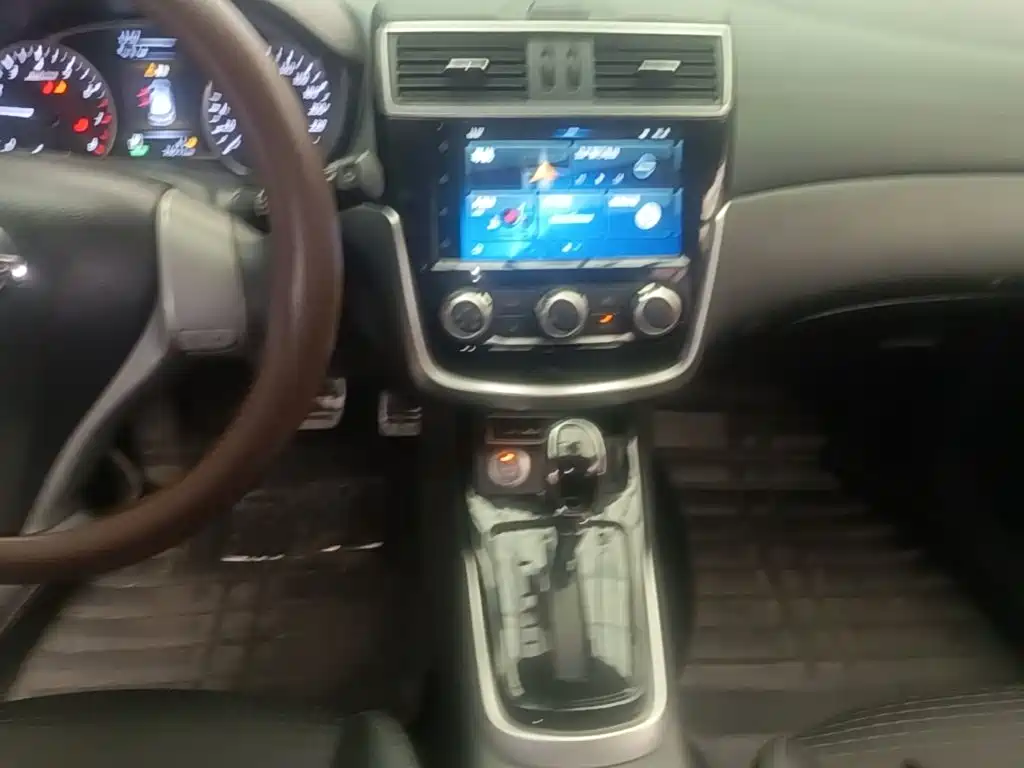 Nissan Tiida — миниатюра 13