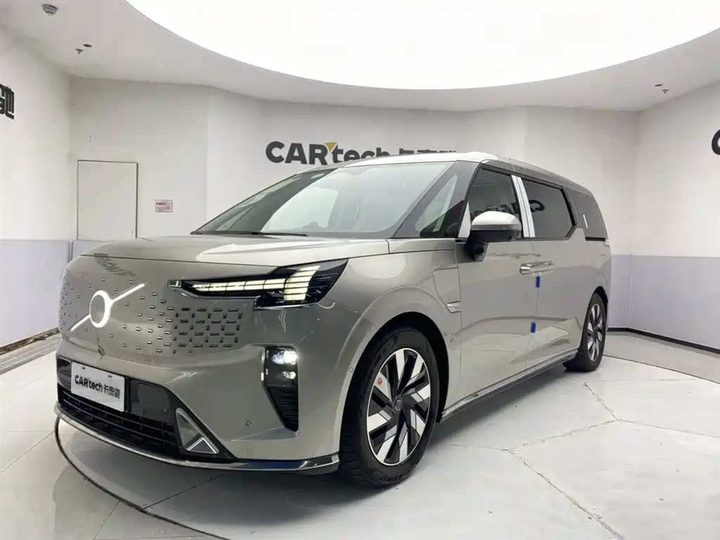 Volvo EM90 2026