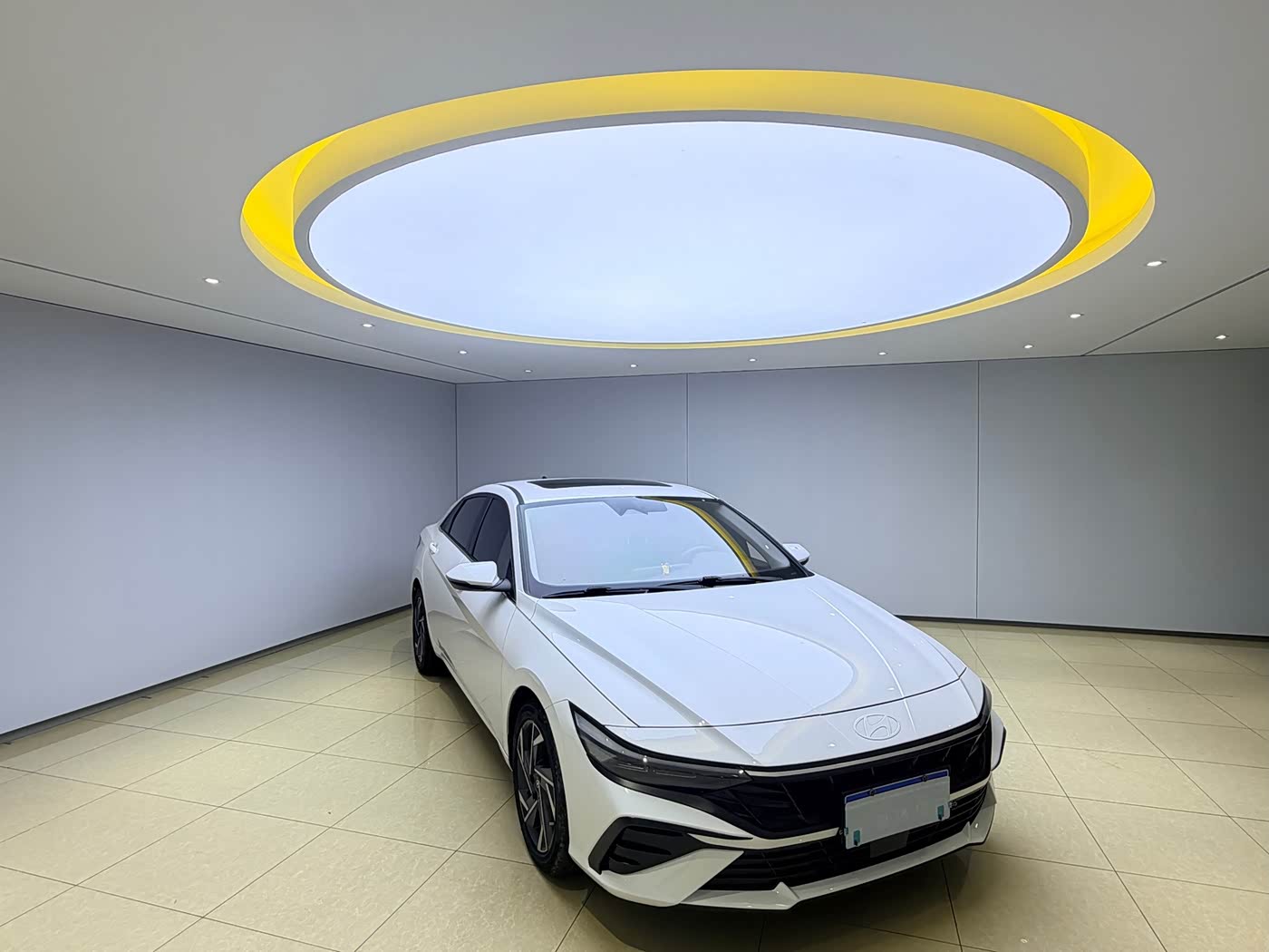 Hyundai Elantra 1.5 л 2023 г. Белый, пробег 21000 км