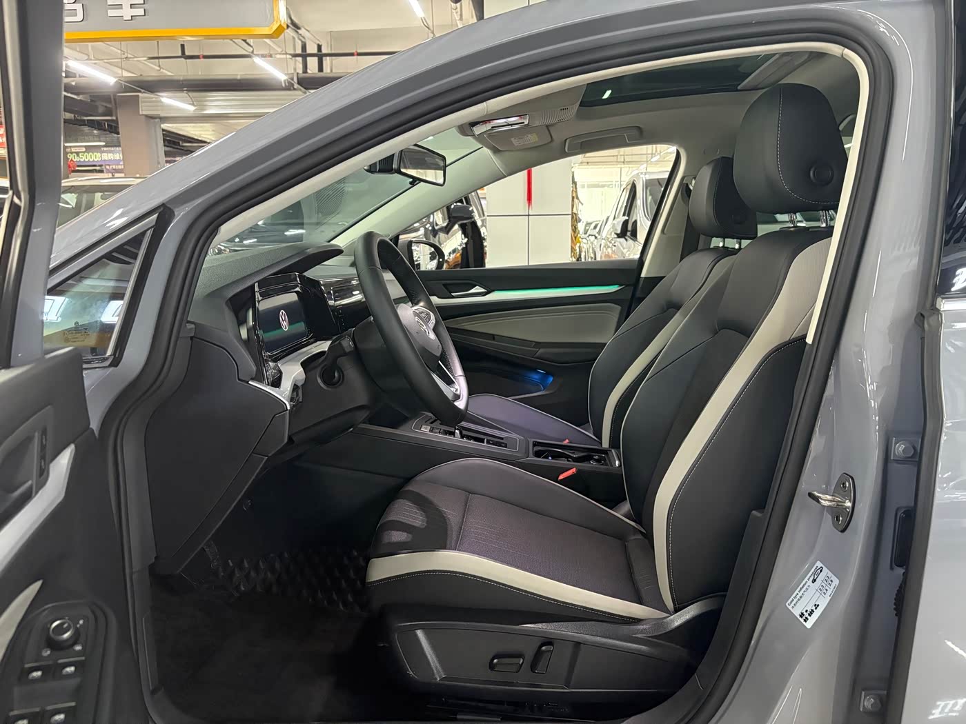 Volkswagen Golf 1.4 л 2023 г. Серебристо-серый, пробег 36000 км