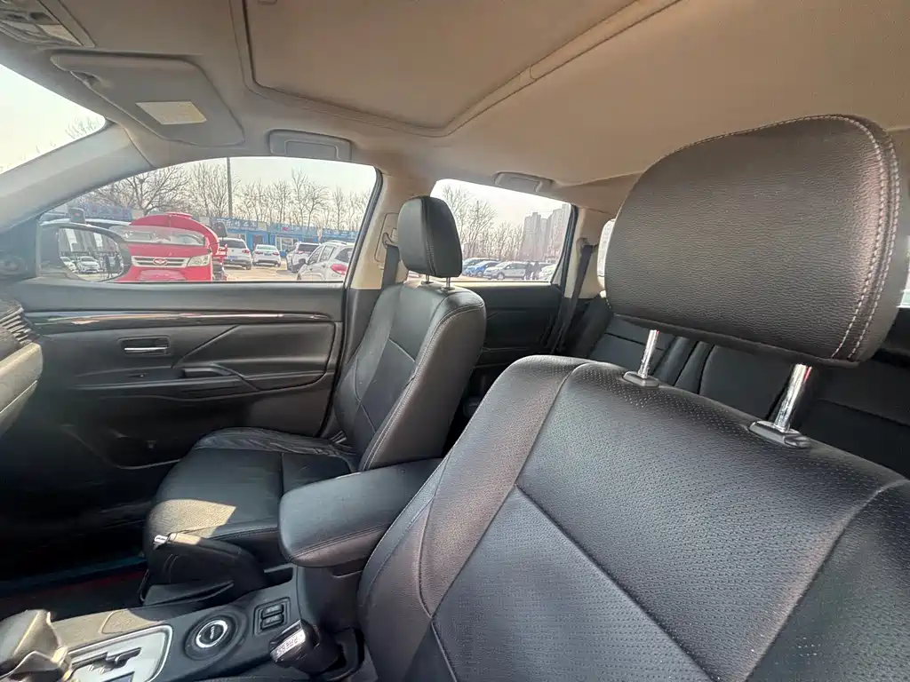 MITSUBISHI OUTLANDER