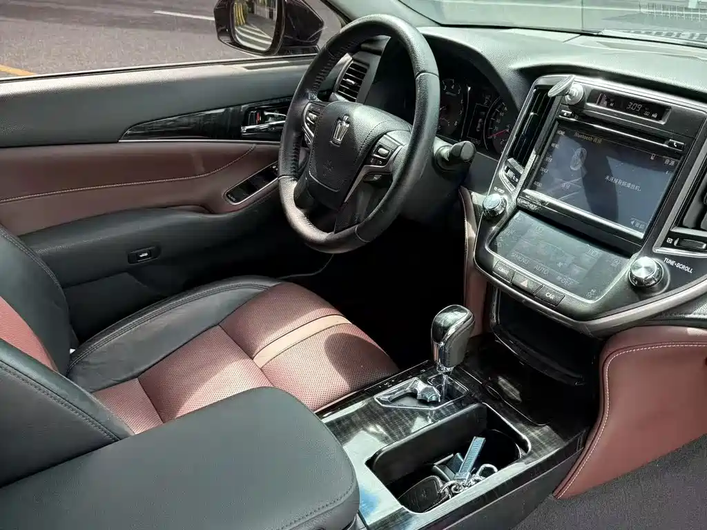 Toyota Crown — миниатюра 8
