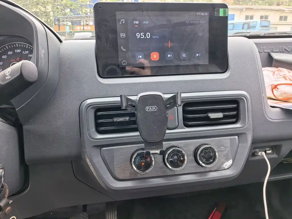 Wuling Yangguang — миниатюра 10