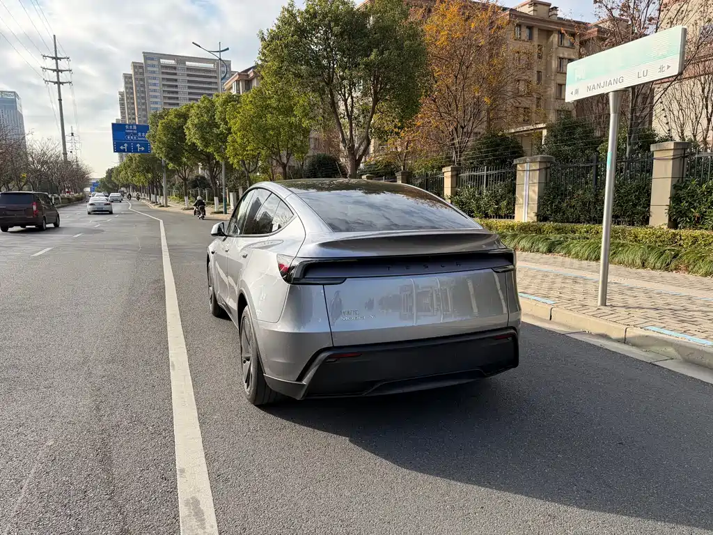 TESLA MODEL Y