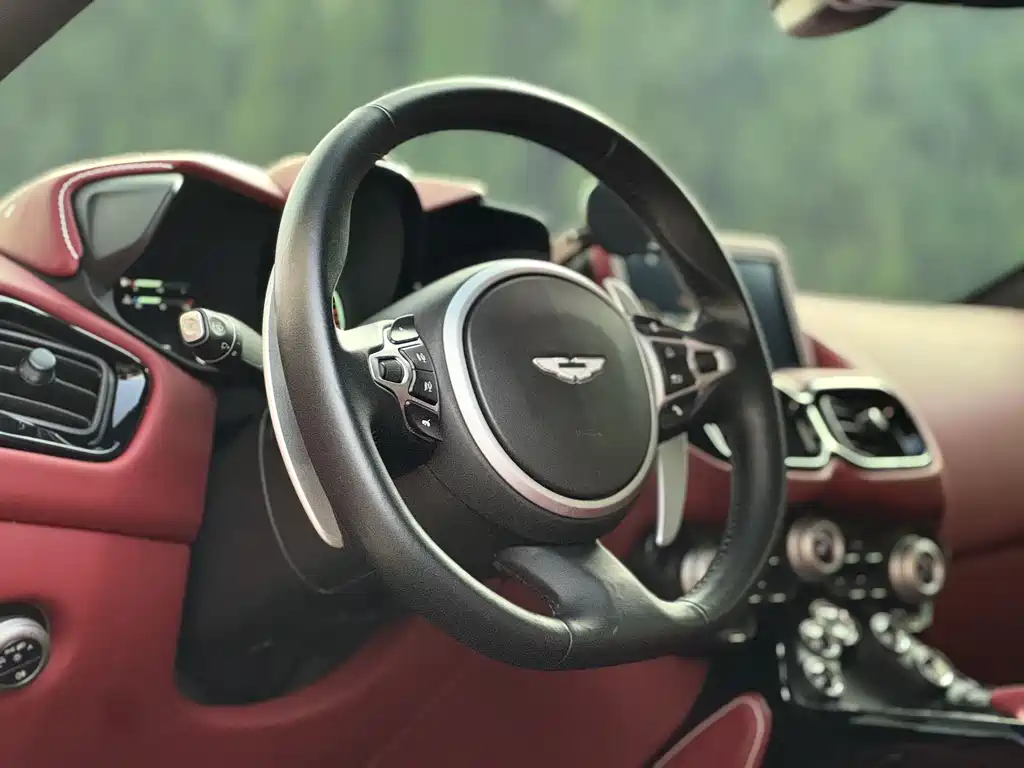 ASTON MARTIN V8 VANTAGE