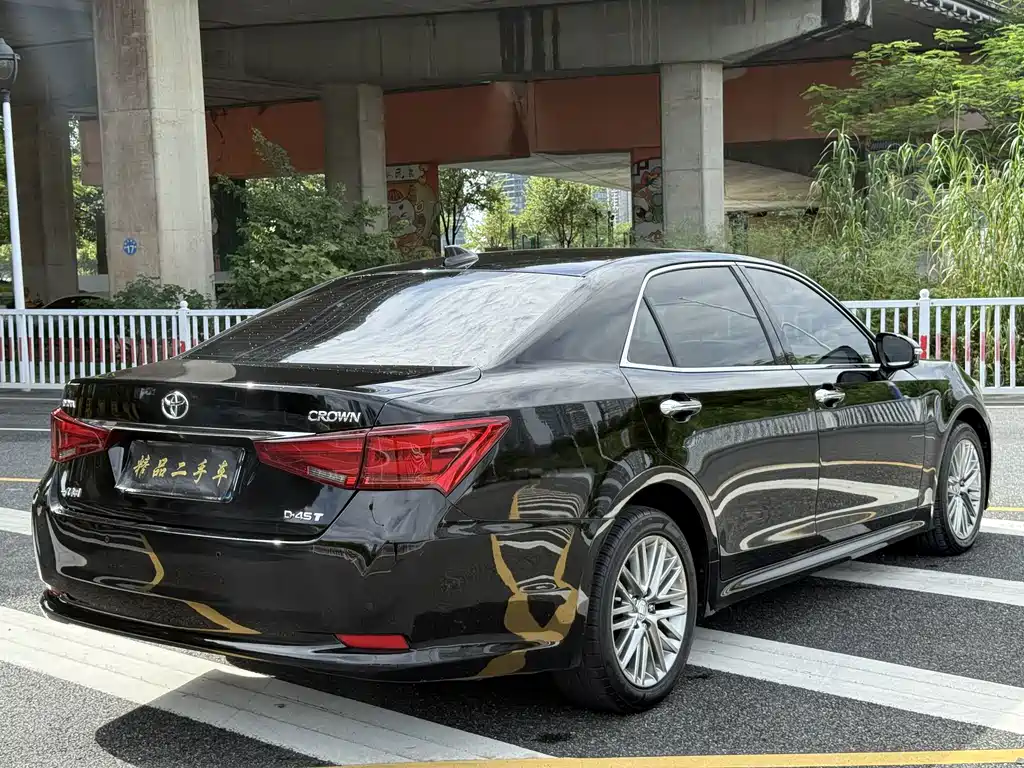 Toyota Crown — миниатюра 12