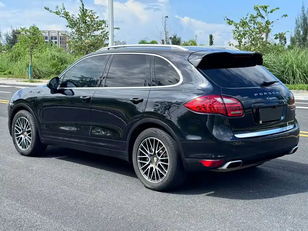 Porsche Cayenne — миниатюра 6