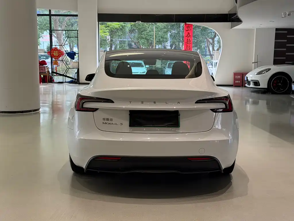 Tesla Model 3 — миниатюра 5