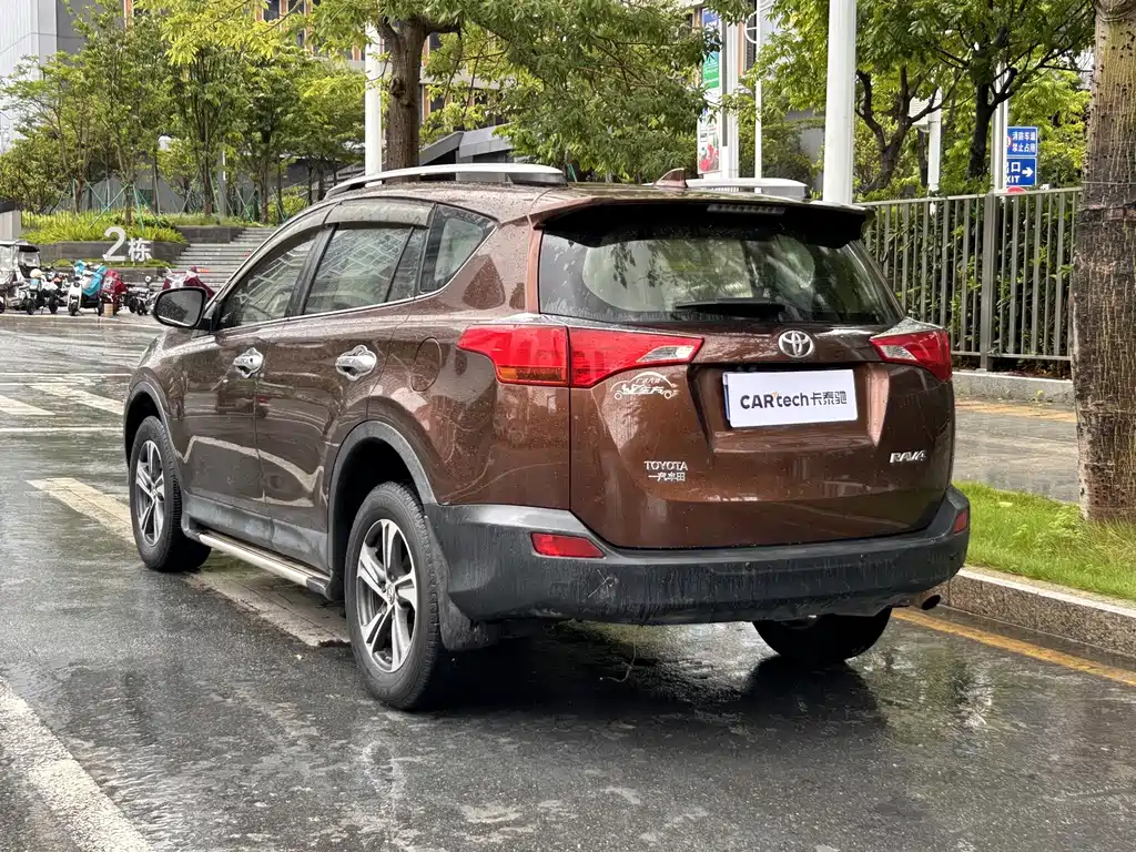 Toyota RAV4 — миниатюра 10