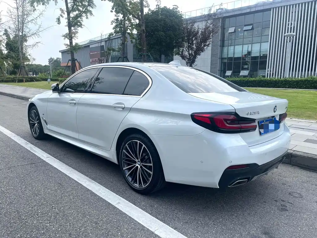 BMW 5 Series — миниатюра 9