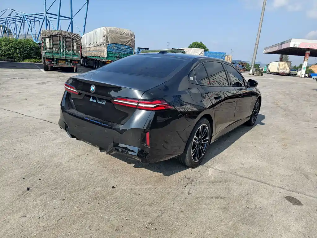 BMW 5 Series — миниатюра 8