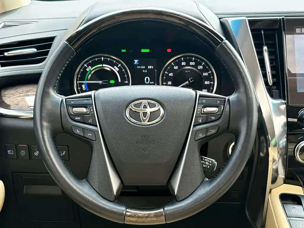 Toyota Alphard — миниатюра 10
