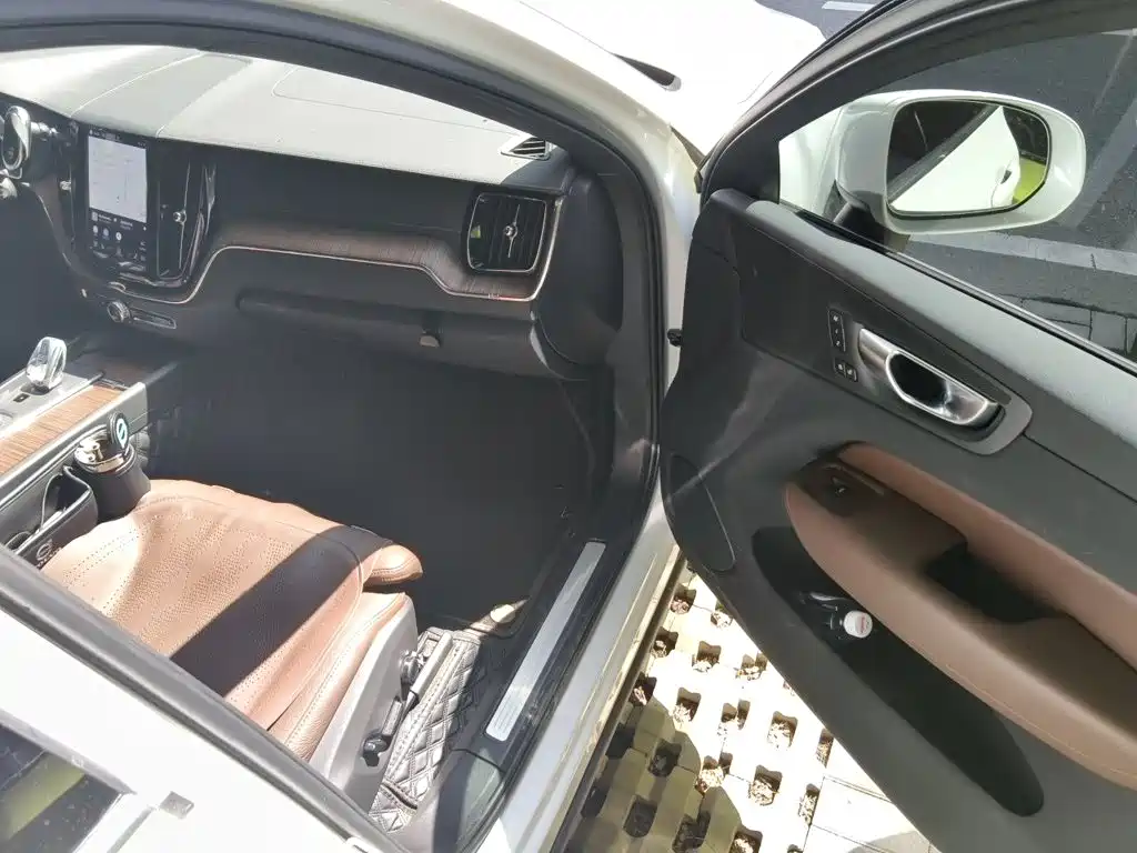 Volvo XC60 PHEV — миниатюра 19