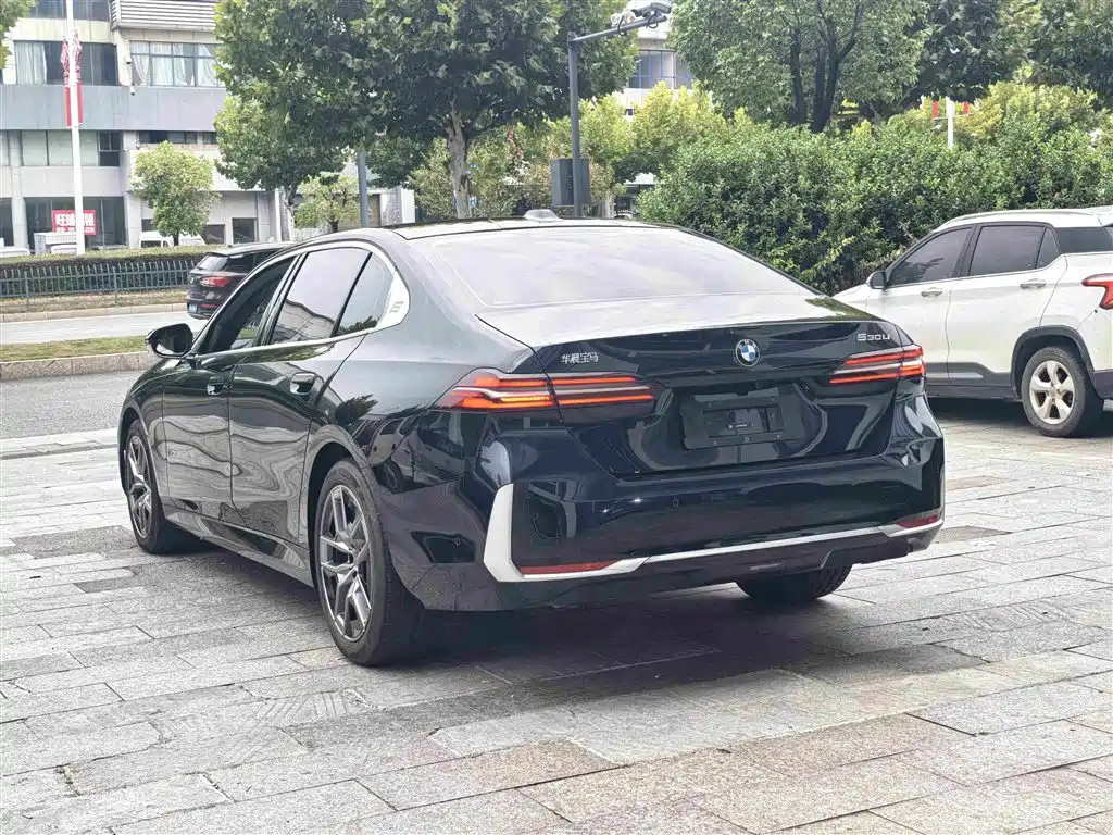 BMW 5 Series — миниатюра 9