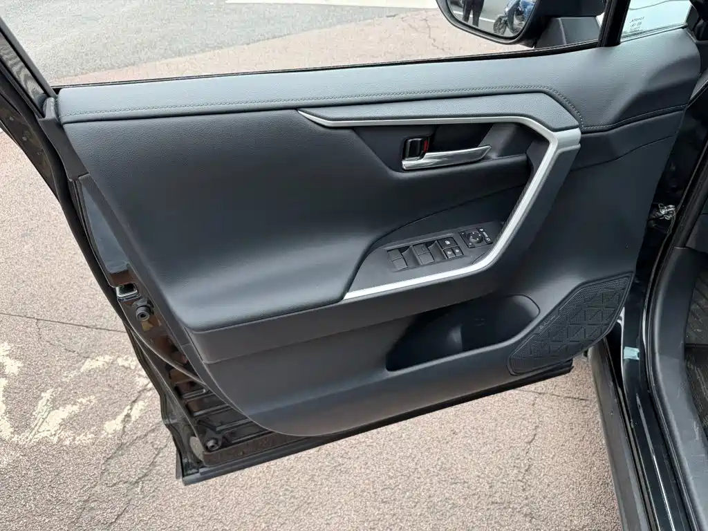 Toyota RAV4 — миниатюра 6