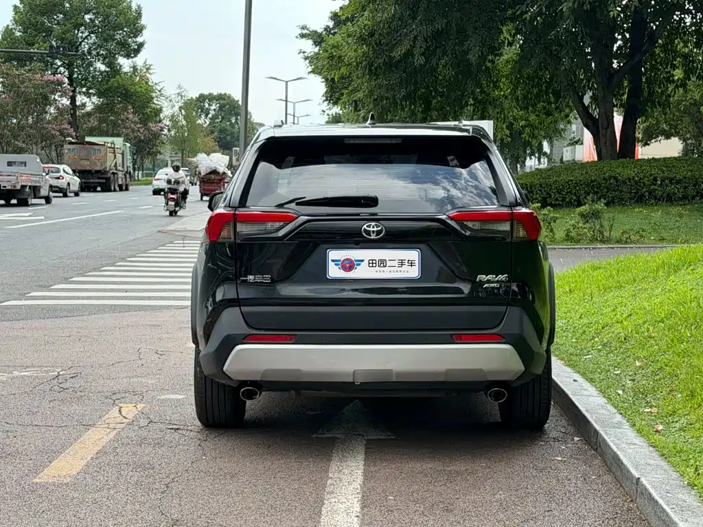 Toyota RAV4 — миниатюра 5