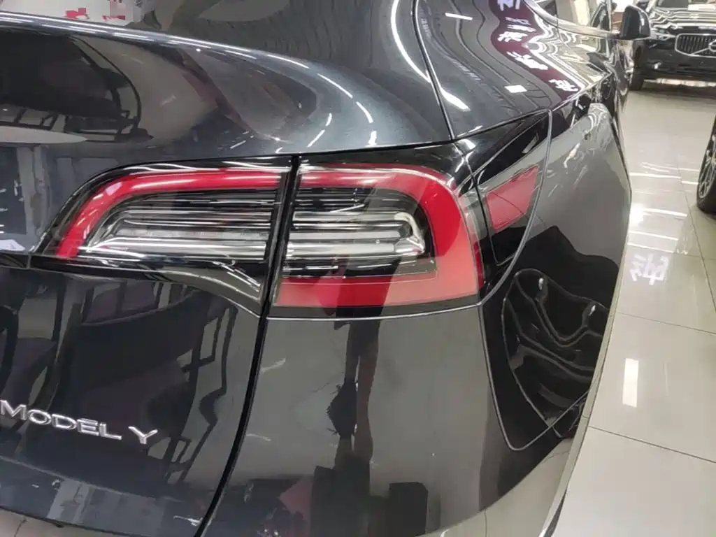 Tesla Model Y — миниатюра 8