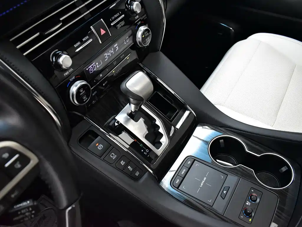 Lexus LM — миниатюра 14