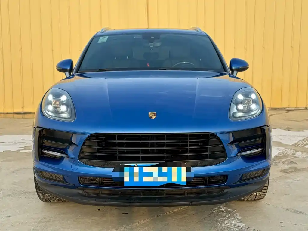 PORSCHE MACAN
