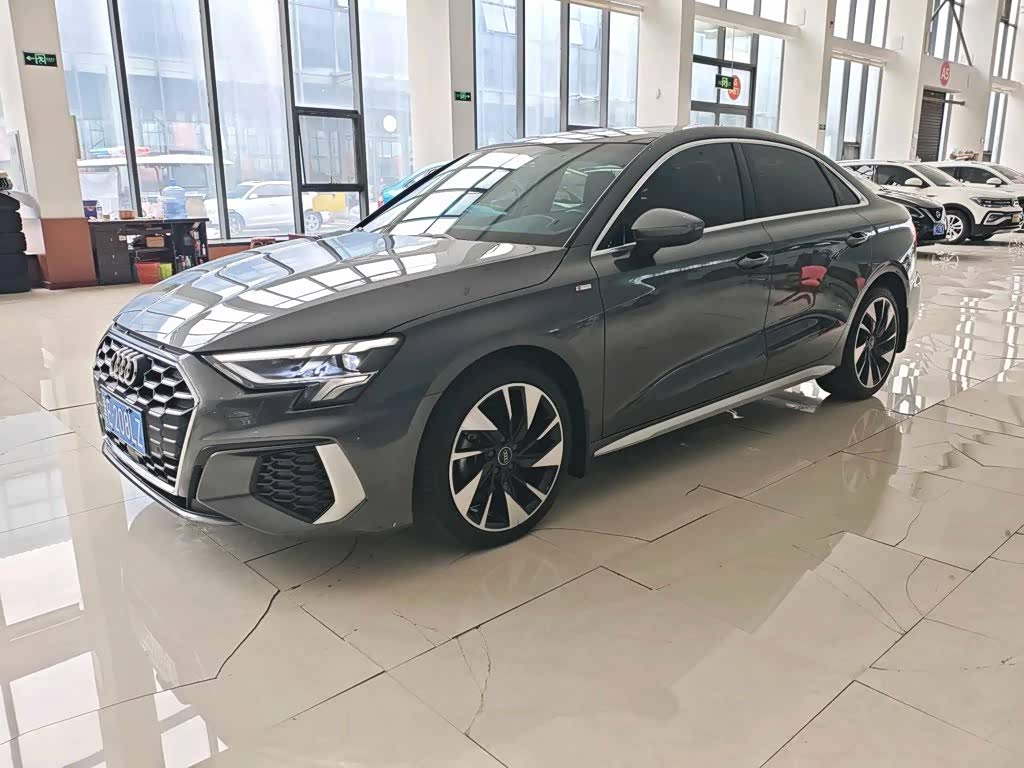 Audi A3 1.4 л 2023 г. Серебристо-серый, пробег 25000 км