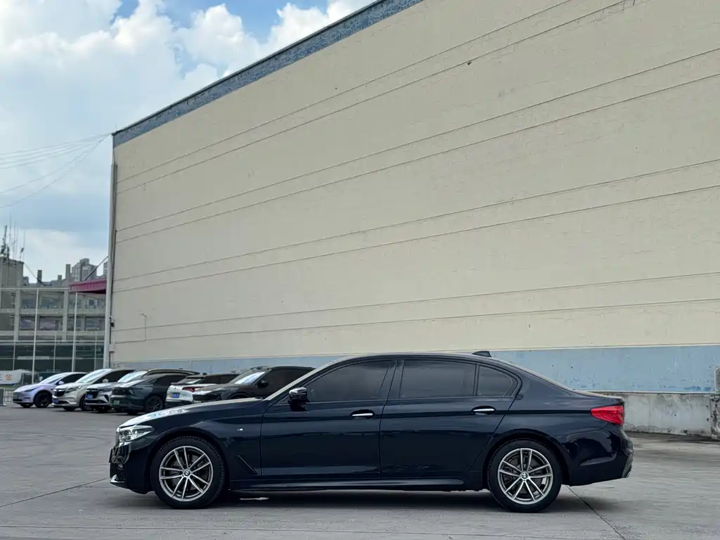 BMW 5 Series — миниатюра 9