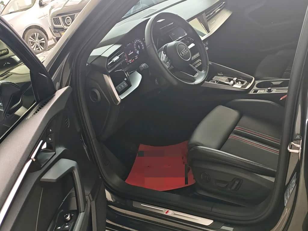 Audi A3 1.4 л 2023 г. Серебристо-серый, пробег 25000 км