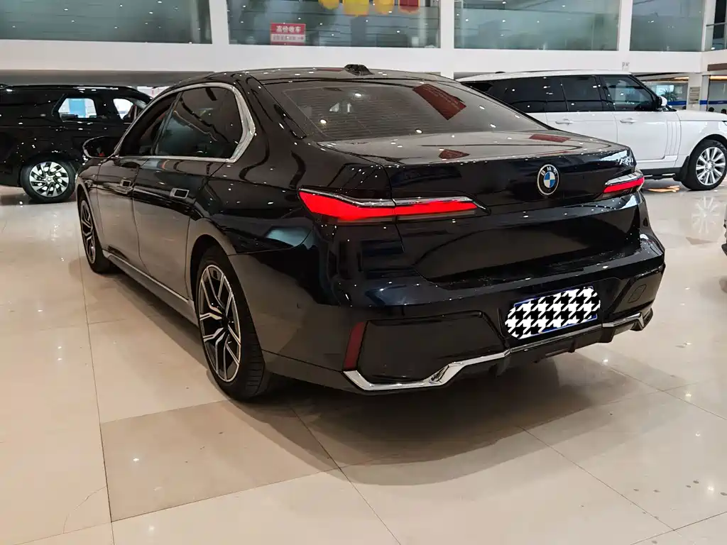 BMW 7 Series — миниатюра 10