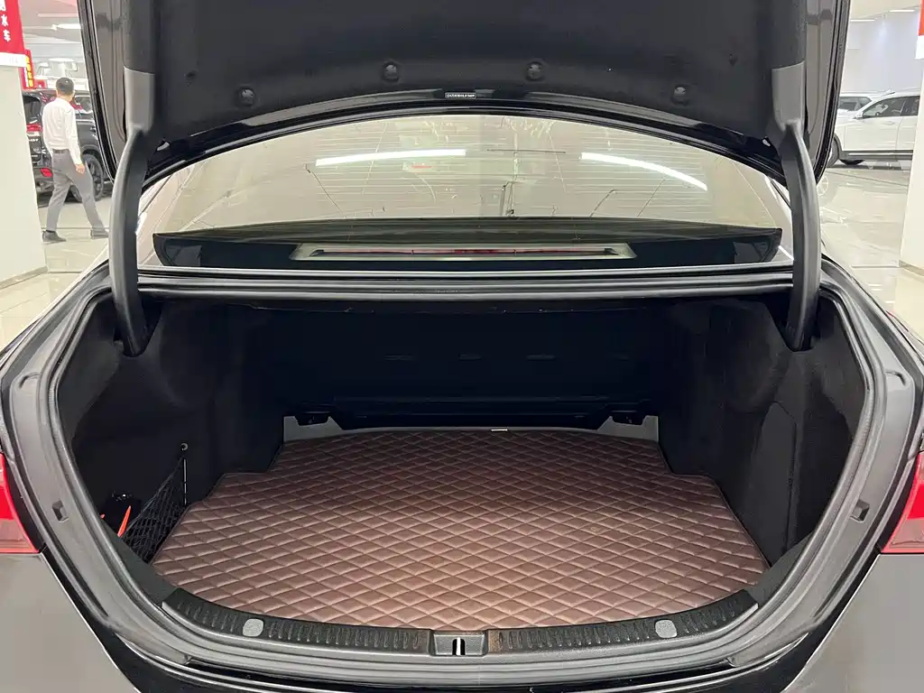 Mercedes-Benz E-Class — миниатюра 16
