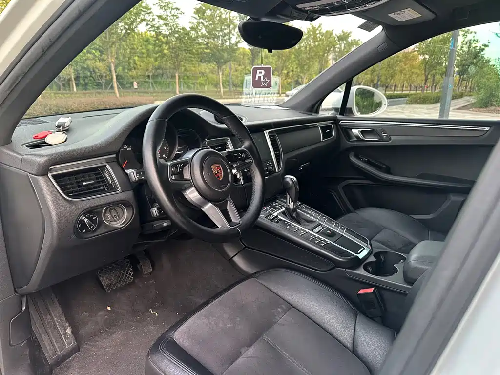 PORSCHE MACAN